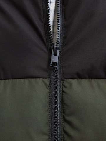 Geacă de iarnă 'JJMAZE' de la JACK & JONES pe verde