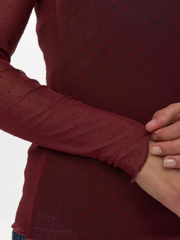 NÜMPH Shirts 'JINNIE' i rød
