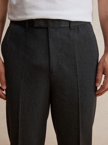 DAN FOX APPAREL Loosefit Παντελόνι με τσάκιση 'Alper' σε γκρι