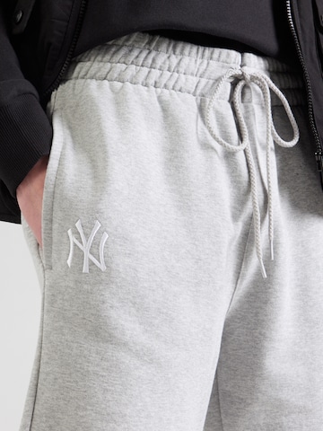 NEW ERA Loosefit Shorts 'NOS NEYYAN HGR' in Grau