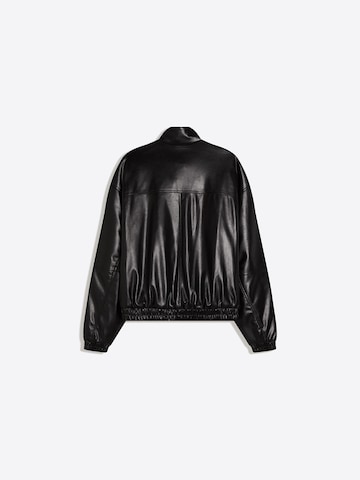 Bershka Välikausitakki 'CAZADORA' värissä musta