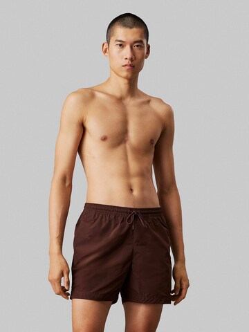 Shorts de bain 'Essentials' Calvin Klein Swimwear en marron : devant