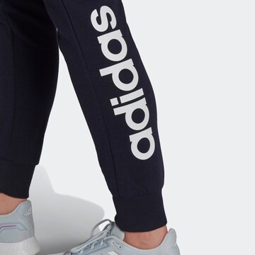 ADIDAS SPORTSWEAR Voľný strih Športové nohavice 'Essentials French Terry Logo' - Modrá