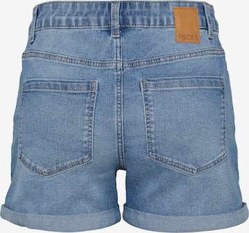 Pieces Petite Regular Shorts 'Peggy' in Blau