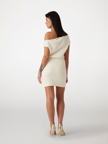 GUESS Kleid in Beige