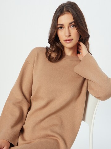 VERO MODA Stickad klänning 'GOLD' i beige