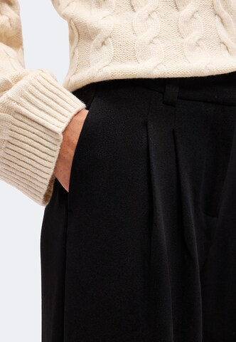 ABOUT YOU Wide leg Veckad byxa 'Naomi' i svart: framsida