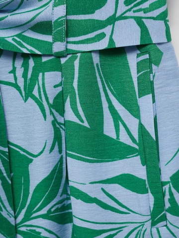 Largi Pantaloni cutați 'Twist' de la MANGO pe verde