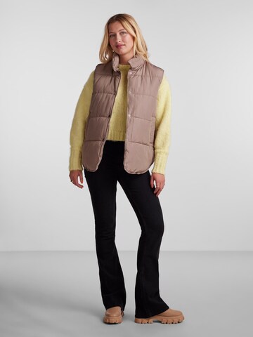 Gilet 'Tee' di PIECES in marrone