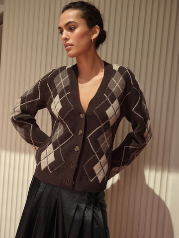 Next Strickjacke in Braun: Vorderseite