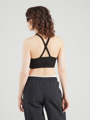 Top de la Reebok pe negru