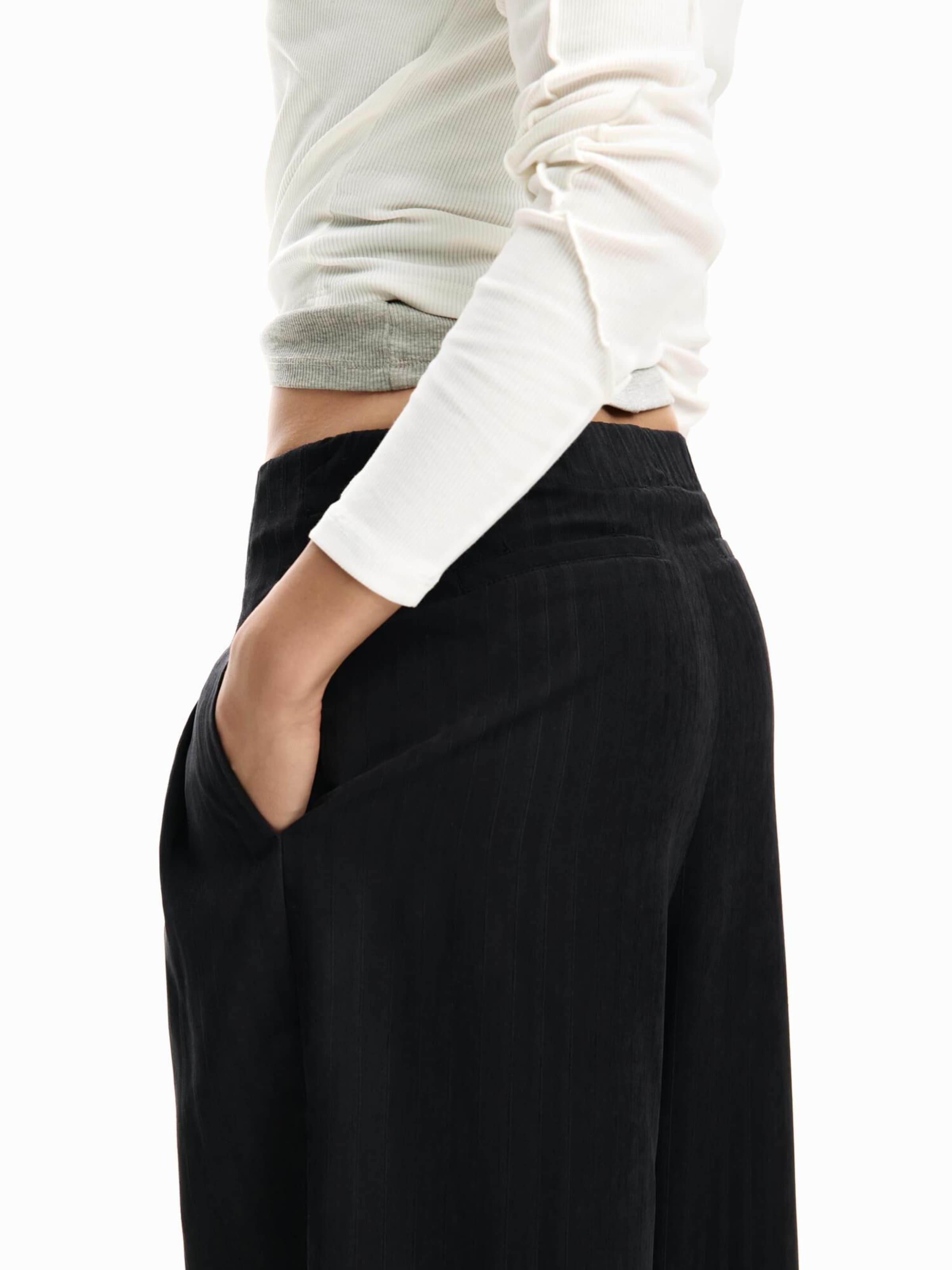 Wide leg Pantaloni con pieghe di Desigual in nero