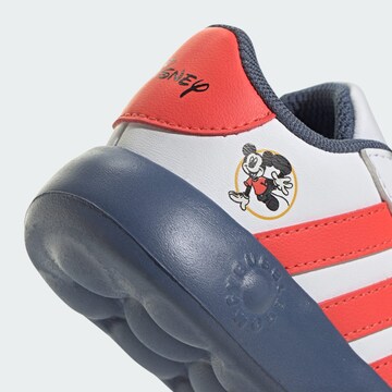 Baskets 'x Disney Mickey And Friends Grand Court 2.0' ADIDAS SPORTSWEAR en blanc