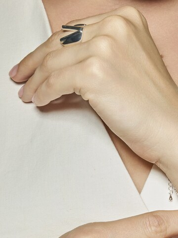 Luxenter Ring 'Alphabet  V' in Zilver