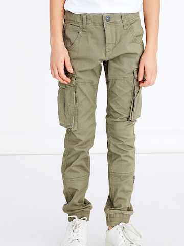 NAME IT Zúžený Kalhoty 'Bamgo' – zelená: přední strana