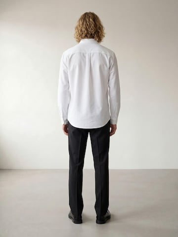 ARMIE Klasický střih Košile 'The Johannes Oxford Shirt - White' – bílá