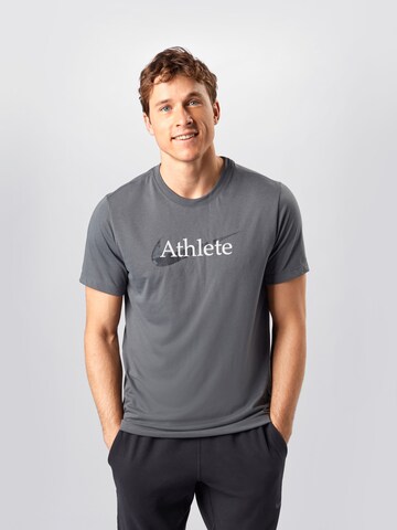 NIKE Klasický střih Funkční tričko 'Athlete' – šedá: přední strana