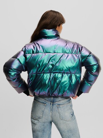 KARL LAGERFELD JEANS Prechodná bunda 'Iridescent' - Zelená