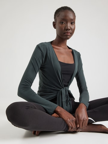 CURARE Yogawear Спортна плетена жилетка в зелено: отпред