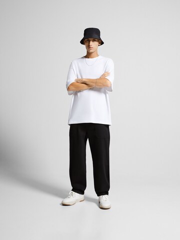 BershkaLoosefit Hlače - crna boja