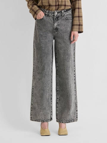 ROUGE EDIT Regular Jeans in Grau: Vorderseite