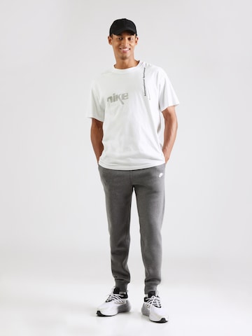Nike Sportswear Tapered Broek 'CLUB' in Grijs