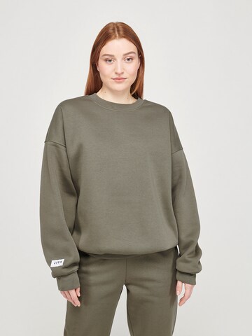 ABOUT YOU x VIAM Studio Sweatshirt 'Motivation' in Groen: voorkant