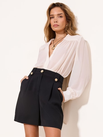 regular Pantaloni con pieghe di Lipsy in nero