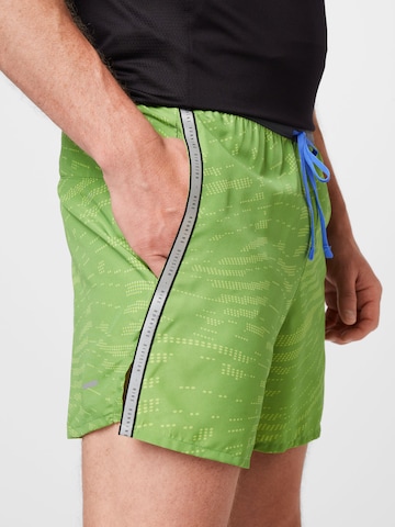 Regular Pantaloni sport 'Move to Zero' de la NIKE pe verde