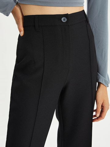 regular Pantaloni con piega frontale di Trendyol in nero