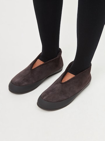 CESARE GASPARI Slipper in Braun: Vorderseite