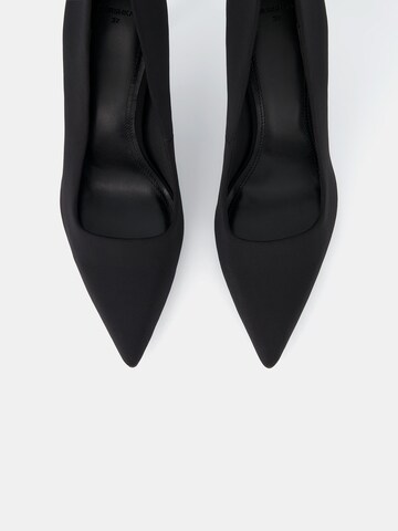Pumps de la Bershka pe negru