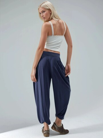 Tapered Pantaloni di Busem in blu