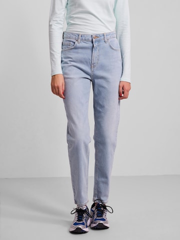 PIECES Regular Jeans in Blue: front