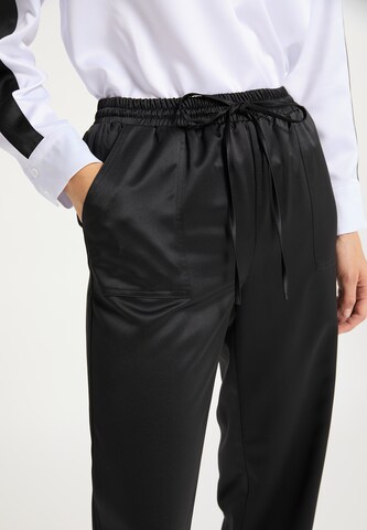 RISA - Tapered Calças em preto