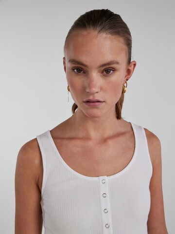 Top 'PCKitte' di PIECES in bianco