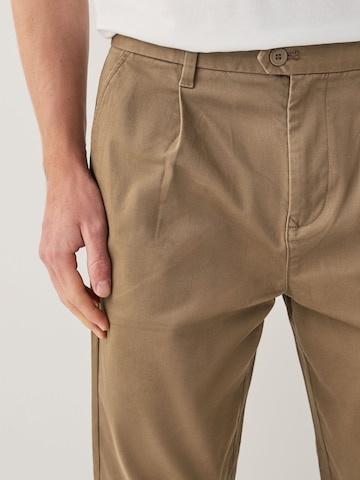 Next - regular Pantalón en marrón