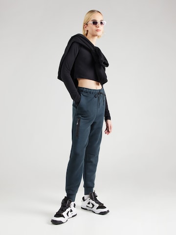 Nike Sportswear Дънки Tapered Leg Панталон 'TCH FLC' в зелено