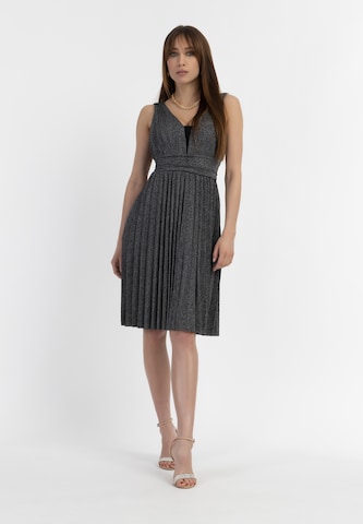 Rochie de cocktail de la faina pe negru