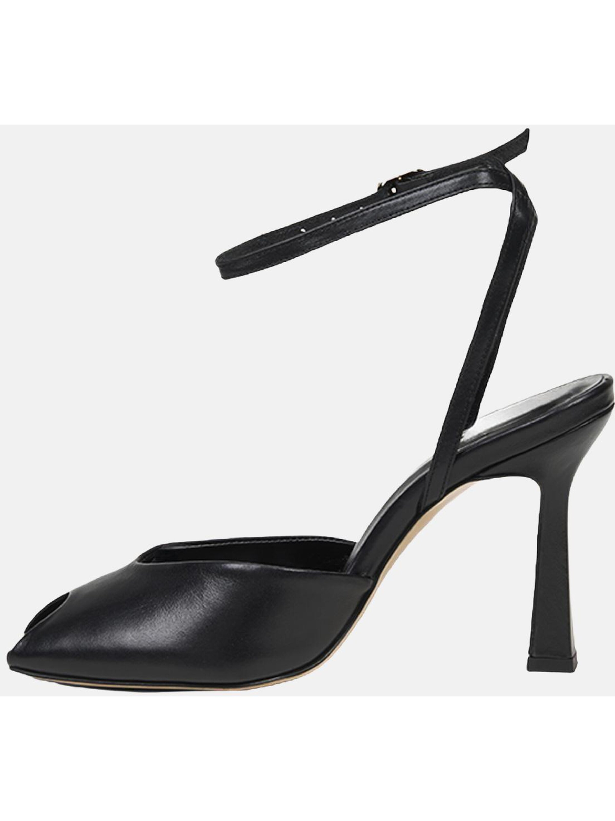 Desa Pumps in Black