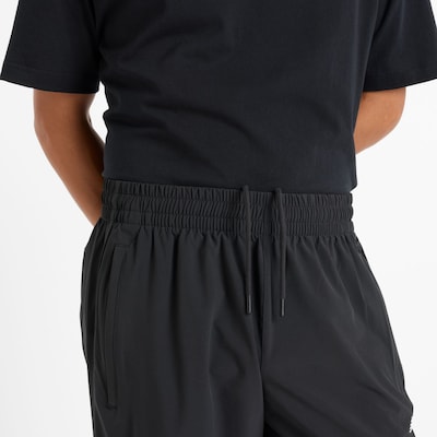new balance Pantalon 'In Game' en gris / noir / blanc, Vue avec produit