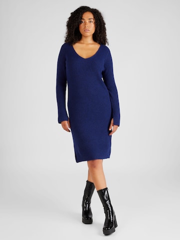 Vero Moda Curve Gebreide jurk 'BRITANY' in Blauw: voorkant