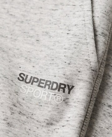 Coupe slim Pantalon de sport Superdry en gris