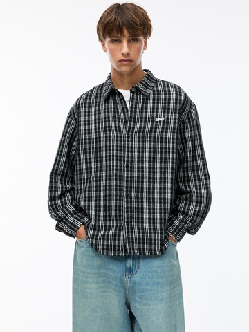 Pull&Bear Comfort fit Button Up Shirt in Black: front
