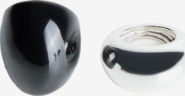 BershkaPrsten - crna boja: prednji dio