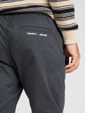 Tommy Jeans Tapered Hose 'SCANTON' in Grau