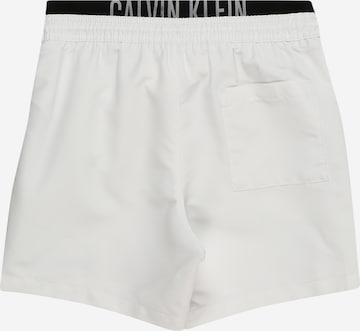 Calvin Klein Swimwear Regularen Kratke kopalne hlače 'Intense Power ' | bela barva