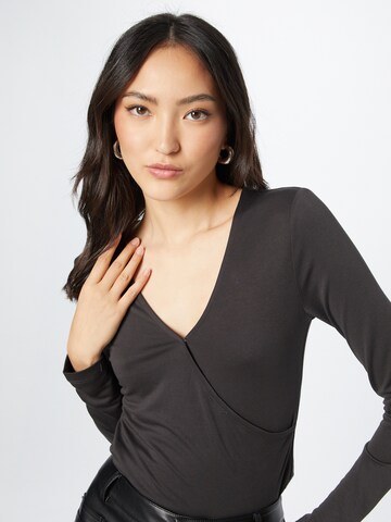 ABOUT YOU - Camiseta 'Jessa' en gris