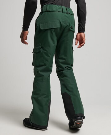 Regular Pantalon de sport Superdry en vert