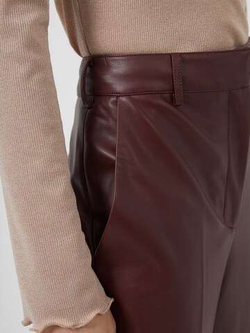 FRENCH CONNECTION - Tapered Pantalón de pinzas 'Crolenda' en marrón